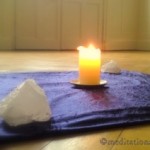 Meditationsmitte mit Kerze und Kristall