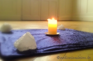 Meditationsmitte mit Kerze und Kristall